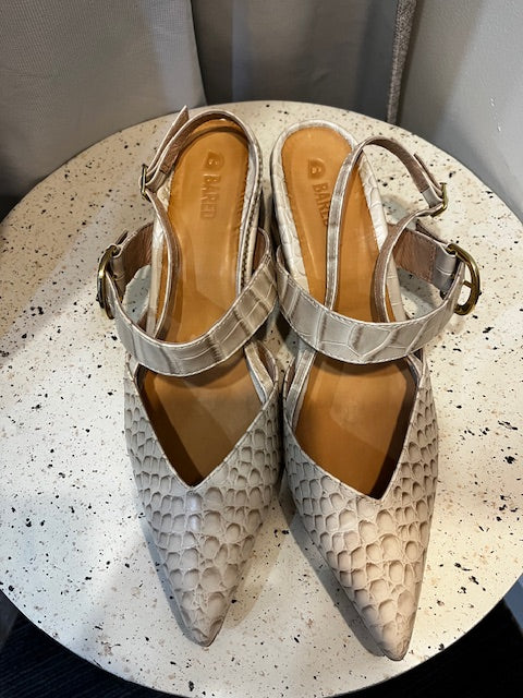 Bared bone leather croc low heel 39