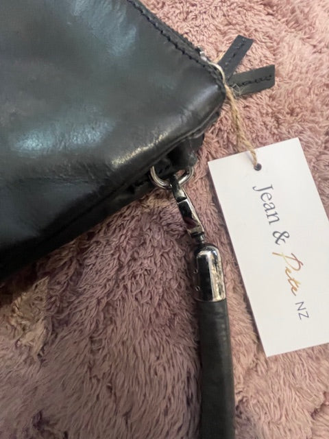 Elk med leather bag