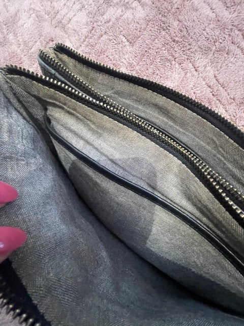 Elk med leather bag