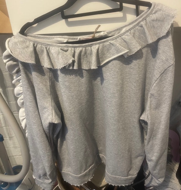 Cooper ruffle sweater med